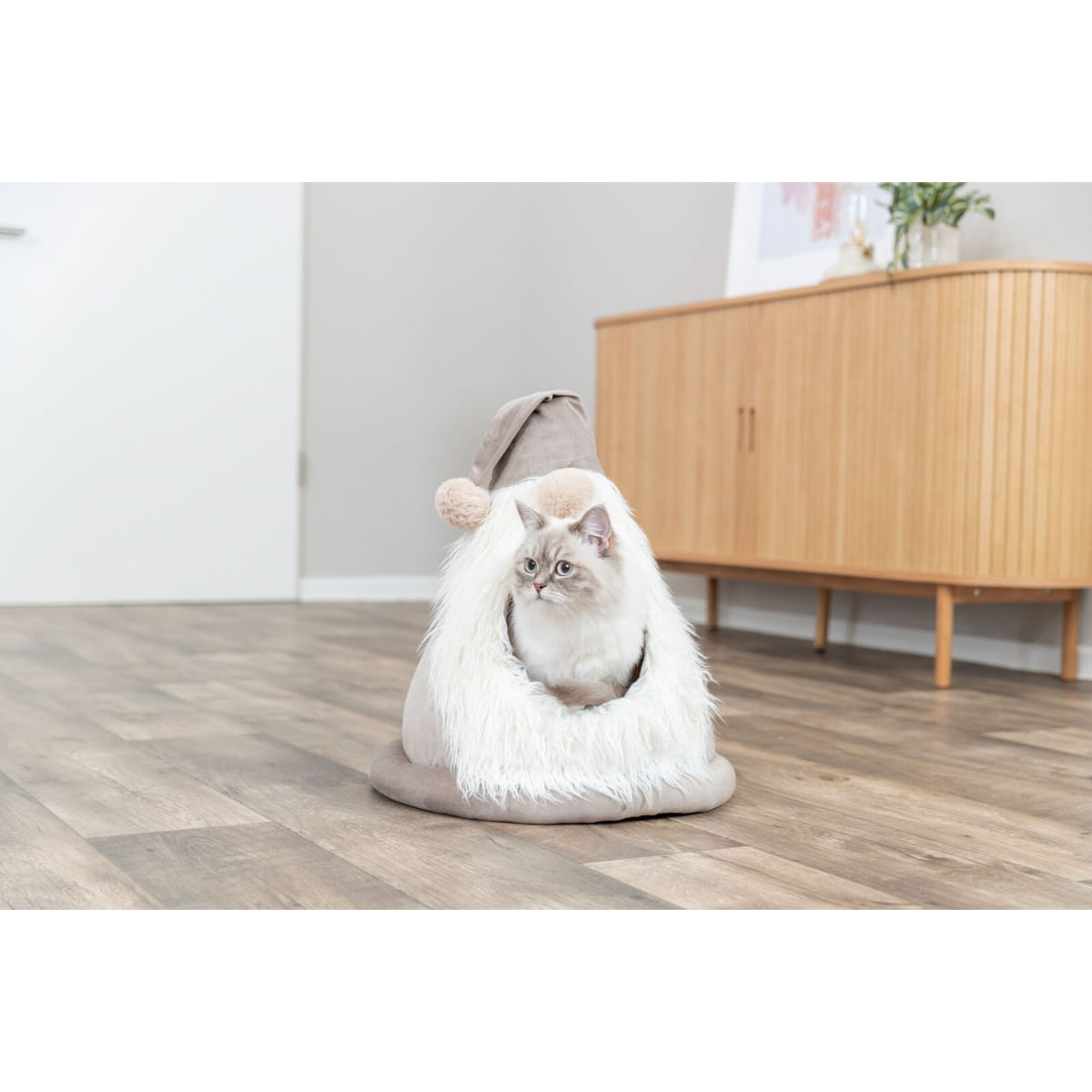 TRIXIE Christmas Cave Dwarf, căsuța pisici, pluș, antiderapant, pernă reversibilă alb și bej, ⌀45x47cm